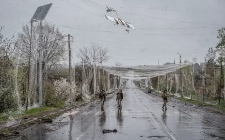 Цього тижня українські солдати йдуть під сіткою для захисту від дронів поблизу міста Дружківка, розташованого на лінії фронту