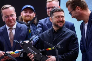 Міністр оборони Німеччини Борис Пісторіус (ліворуч) та президент України Володимир Зеленський