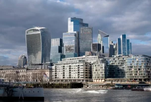 На фотографії зображено панораму фінансового району Сіті-оф-Лондон 28 лютого 2026 року