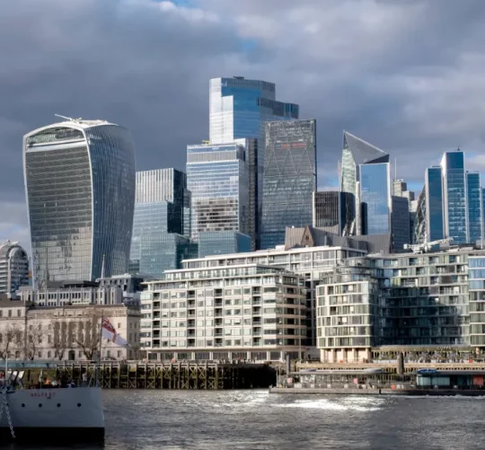 На фотографії зображено панораму фінансового району Сіті-оф-Лондон 28 лютого 2026 року