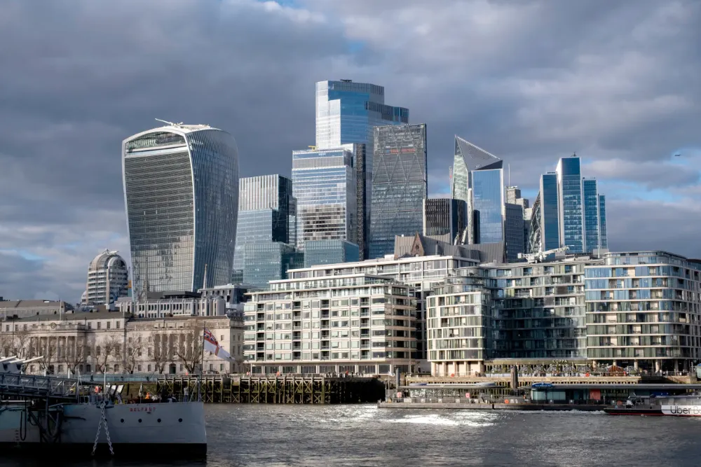 На фотографії зображено панораму фінансового району Сіті-оф-Лондон 28 лютого 2026 року