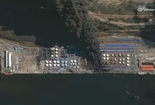 Супутниковий знімок димового шлейфу в Усть-Лузі, зроблений розвідувальною фірмою Vantor 27 березня