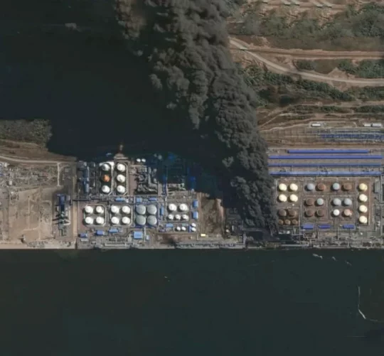 Супутниковий знімок димового шлейфу в Усть-Лузі, зроблений розвідувальною фірмою Vantor 27 березня