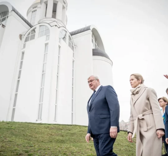 Міністр закордонних справ України Андрій Сибіга та Верховний представник ЄС з питань закордонних справ і політики безпеки Кая Каллас на фото в Бучі, Україна, 31 березня 2026 року.