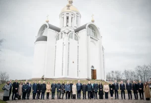 На цьому фото, наданому прес-службою Міністерства закордонних справ України, Верховний представник Європейського Союзу з питань закордонних справ і політики безпеки Кая Каллас (центр-ліва), міністр закордонних справ України Андрій Сибіга (центр-правий) та міністри закордонних справ ЄС беруть участь у церемонії вшанування в Бучі, Україна, у вівторок, 31 березня 2026 року.