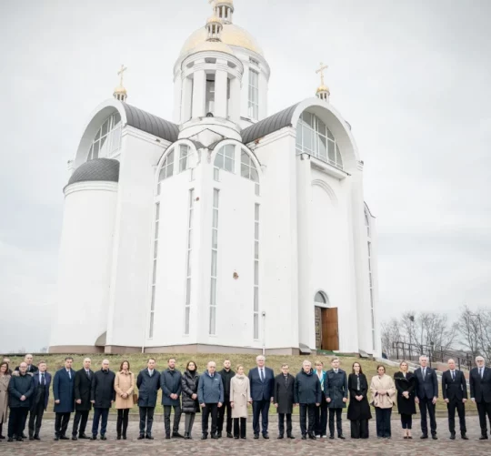 На цьому фото, наданому прес-службою Міністерства закордонних справ України, Верховний представник Європейського Союзу з питань закордонних справ і політики безпеки Кая Каллас (центр-ліва), міністр закордонних справ України Андрій Сибіга (центр-правий) та міністри закордонних справ ЄС беруть участь у церемонії вшанування в Бучі, Україна, у вівторок, 31 березня 2026 року.