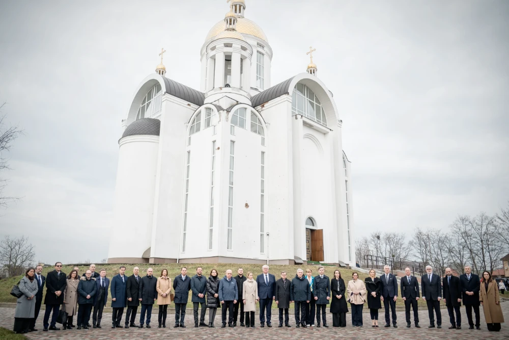 На цьому фото, наданому прес-службою Міністерства закордонних справ України, Верховний представник Європейського Союзу з питань закордонних справ і політики безпеки Кая Каллас (центр-ліва), міністр закордонних справ України Андрій Сибіга (центр-правий) та міністри закордонних справ ЄС беруть участь у церемонії вшанування в Бучі, Україна, у вівторок, 31 березня 2026 року.