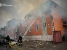 Рятувальники гасять пожежу будівлі, зруйнованої російським ударом по Новгород-Сіверському, Чернігівська область, Україна