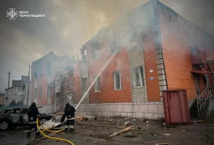 Рятувальники гасять пожежу будівлі, зруйнованої російським ударом по Новгород-Сіверському, Чернігівська область, Україна