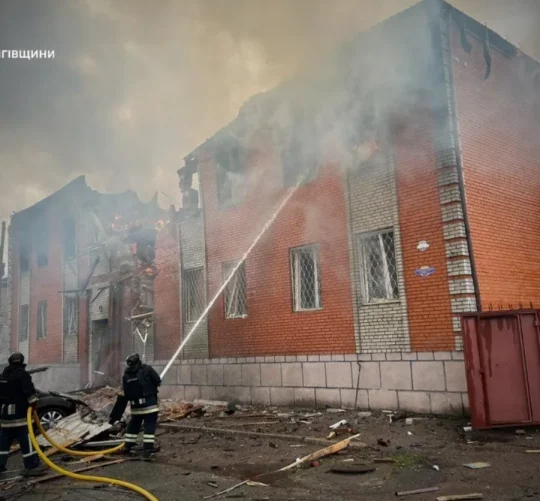 Рятувальники гасять пожежу будівлі, зруйнованої російським ударом по Новгород-Сіверському, Чернігівська область, Україна