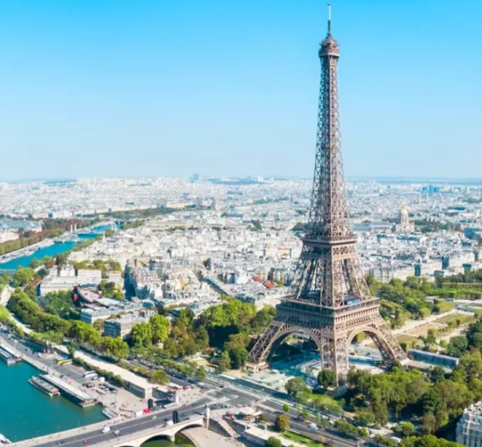 Ейфелева вежа у Парижі