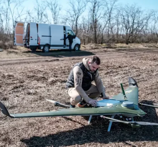 Була розробила кумулятивна боєголовка вагою 50 кг, яку можна було опустити за допомогою троса на найслабші місця мосту