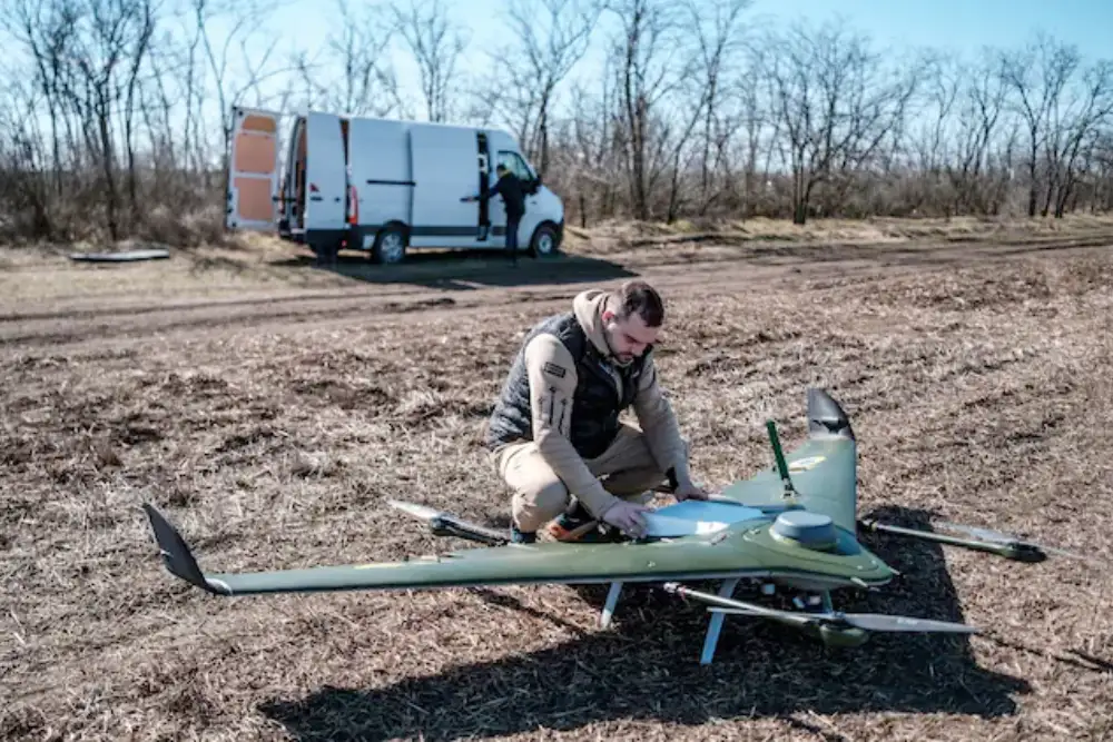 Була розробила кумулятивна боєголовка вагою 50 кг, яку можна було опустити за допомогою троса на найслабші місця мосту