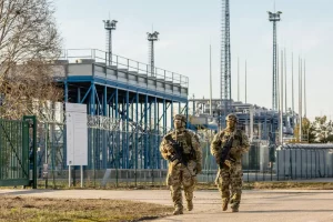 угорські військові охороняють енергетичний об'єкт