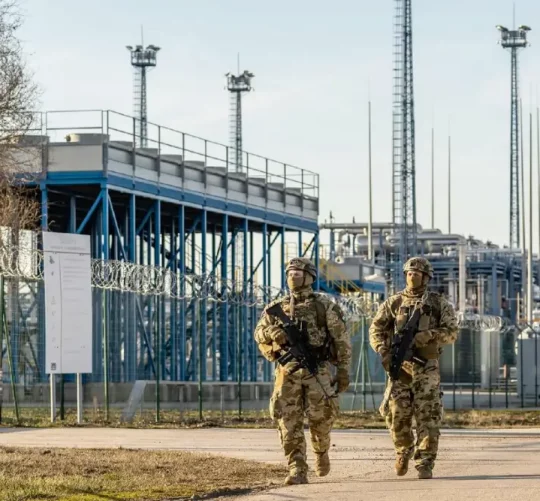 угорські військові охороняють енергетичний об'єкт