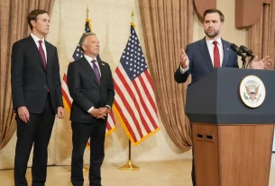 Американські посли Джаред Кушнер, Стів Віткофф і Віп Венс в Ісламабаді після переговорів з іранськими урядовцями.