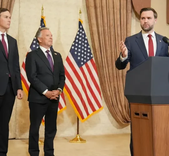 Американські посли Джаред Кушнер, Стів Віткофф і Віп Венс в Ісламабаді після переговорів з іранськими урядовцями.