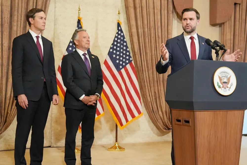 Американські посли Джаред Кушнер, Стів Віткофф і Віп Венс в Ісламабаді після переговорів з іранськими урядовцями.