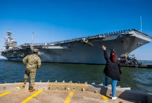 Авіаносець «Джордж Г. В. Буш» відпливає від військово-морської бази Норфолк у штаті Вірджинія.