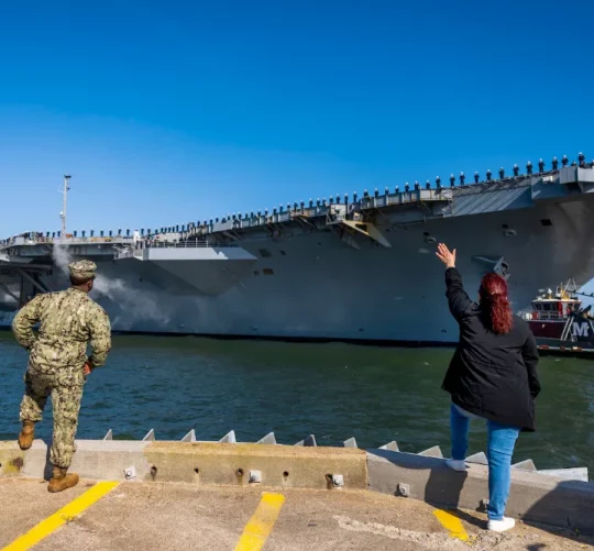 Авіаносець «Джордж Г. В. Буш» відпливає від військово-морської бази Норфолк у штаті Вірджинія.
