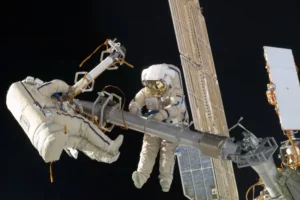 Російські космонавти Олег Кононенко та Антон Шкаплеров у відкритому космосі 2012 рік