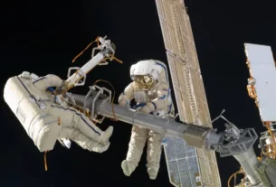 Російські космонавти Олег Кононенко та Антон Шкаплеров у відкритому космосі 2012 рік