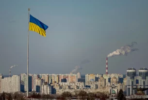 Український прапор на шпілі у місті Києв