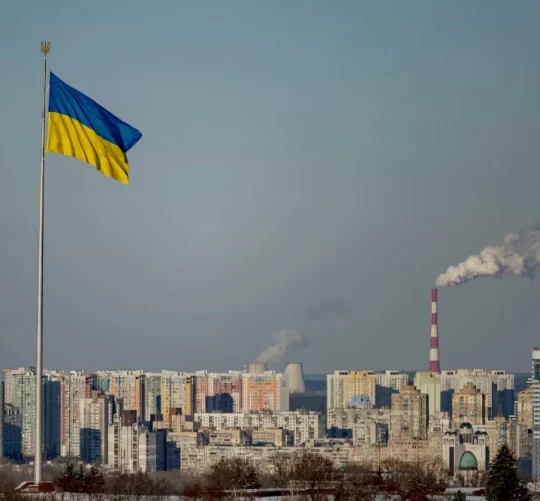 Український прапор на шпілі у місті Києв