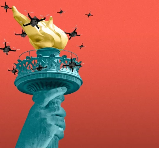 дрони на малюнку навколо статуї свободи