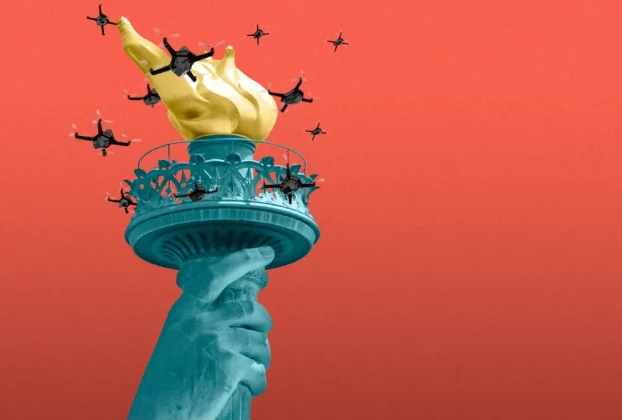 дрони на малюнку навколо статуї свободи