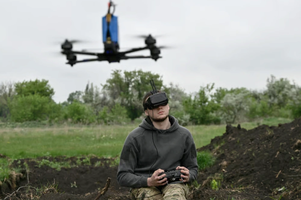 0-річний український військовослужбовець 28-ї бригади Максим виконує навчальний політ з безпілотником FPV