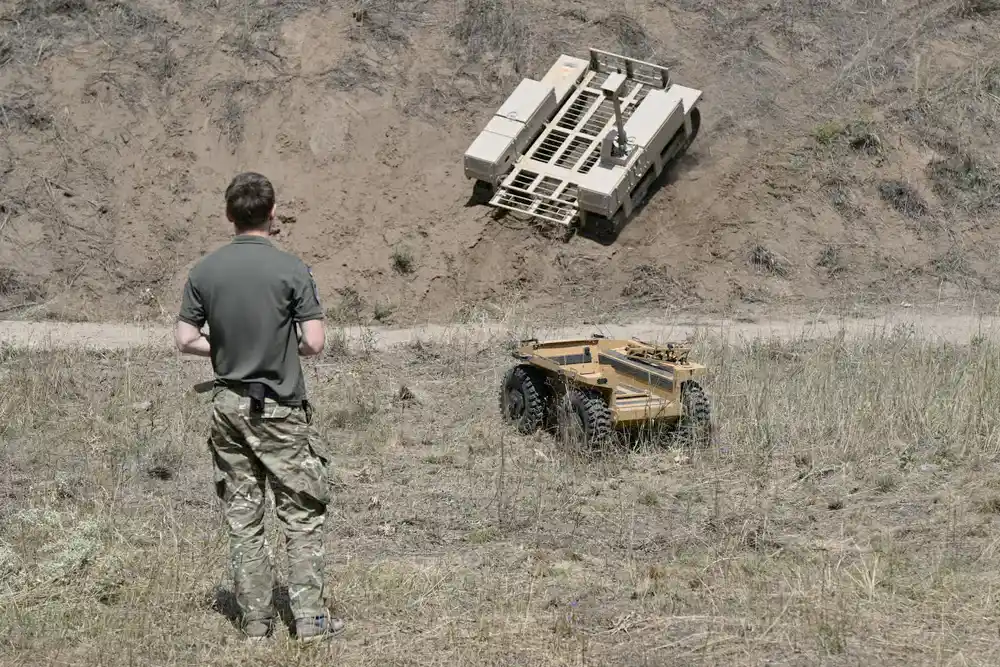 Український військовослужбовець 93-ї окремої механізованої бригади керує безпілотними наземними транспортними засобами на полігоні 