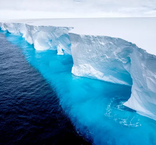 У 2023 році дрон зняв вражаючі печери та арки A23a