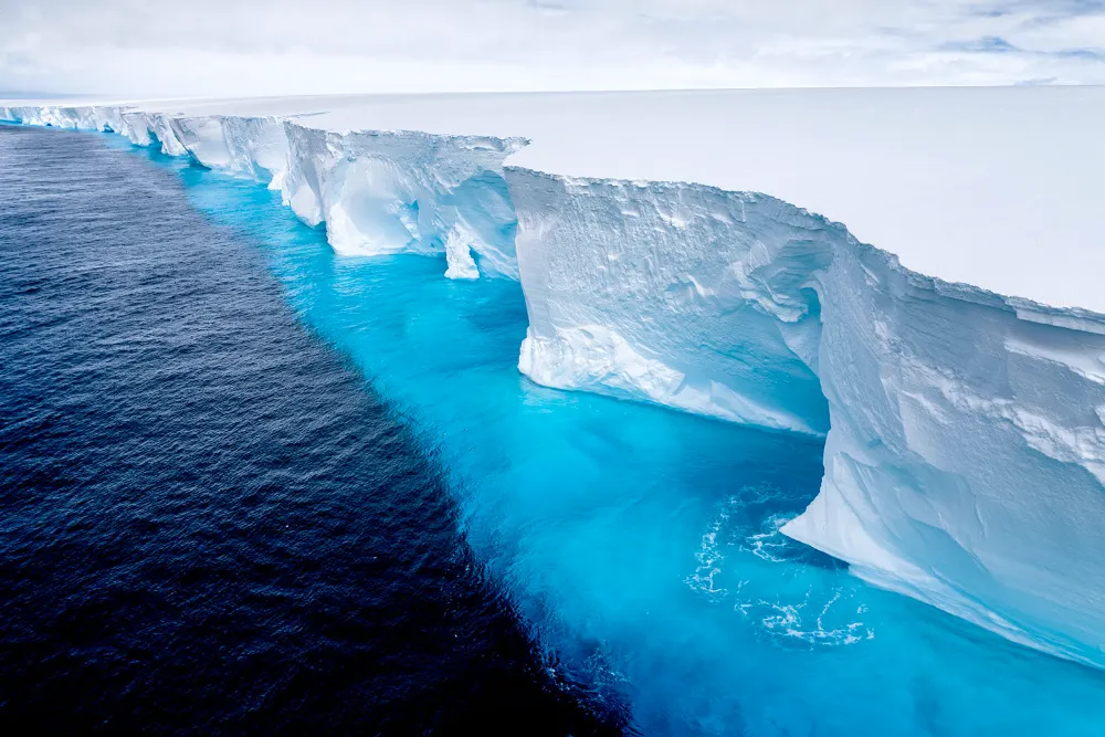 У 2023 році дрон зняв вражаючі печери та арки A23a