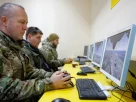 Співробітники приватної охоронної компанії використовують тренажери для навчання керуванню дроном-перехоплювачем