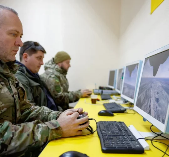 Співробітники приватної охоронної компанії використовують тренажери для навчання керуванню дроном-перехоплювачем