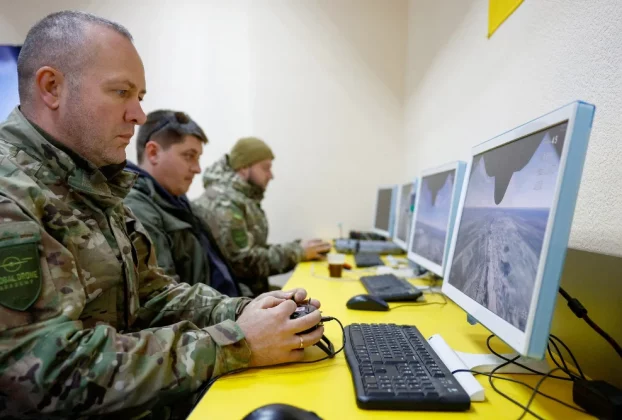 Співробітники приватної охоронної компанії використовують тренажери для навчання керуванню дроном-перехоплювачем
