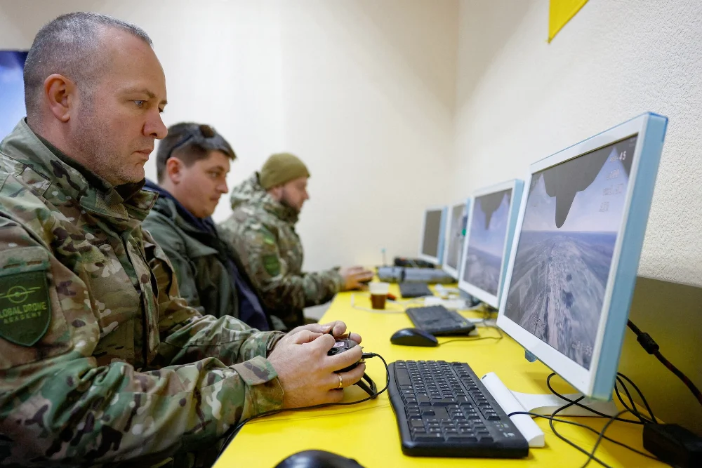 Співробітники приватної охоронної компанії використовують тренажери для навчання керуванню дроном-перехоплювачем