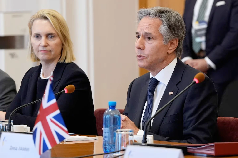 Тодішній держсекретар США Ентоні Блінкен та посол США в Україні Бріджет Брінк у Києві, Україна, у 2024 році.