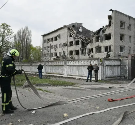 Пожежники працюють на місці події після російського удару по Києву 16 квітня