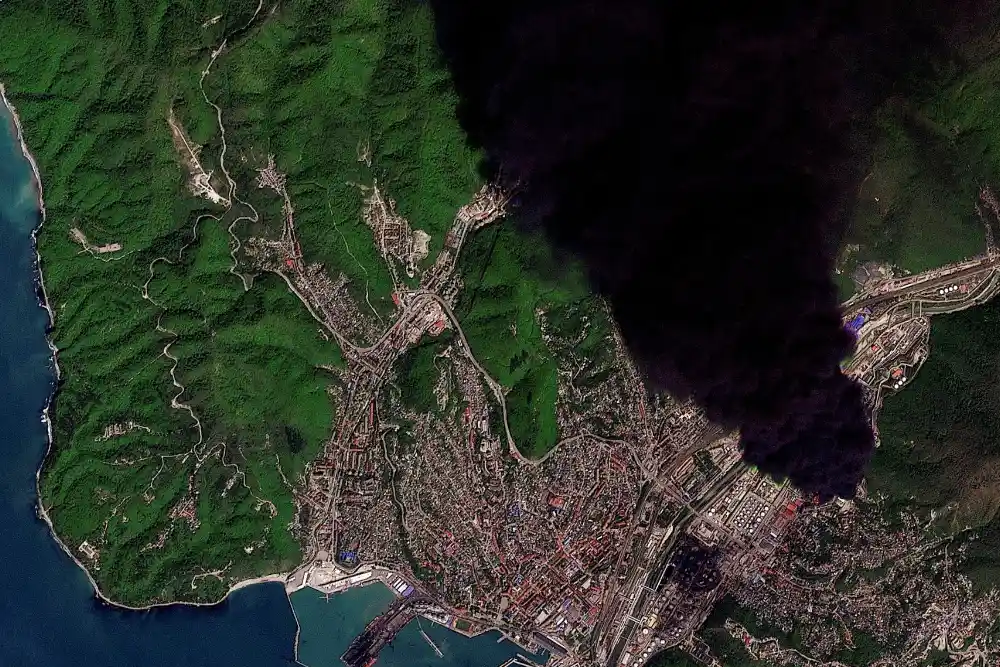 супутниковий знімок ураження нафтопереробного підприємства українськими дронами