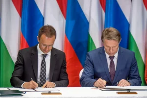 Міністр охорони здоров'я Росії Михайло Мурашко (праворуч) і міністр закордонних справ і торгівлі Угорщини Петер Сіярто підписують документи під час прес-конференції в Будапешті 20 вересня 2024 р