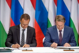 Міністр охорони здоров'я Росії Михайло Мурашко (праворуч) і міністр закордонних справ і торгівлі Угорщини Петер Сіярто підписують документи під час прес-конференції в Будапешті 20 вересня 2024 р