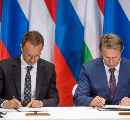 Міністр охорони здоров'я Росії Михайло Мурашко (праворуч) і міністр закордонних справ і торгівлі Угорщини Петер Сіярто підписують документи під час прес-конференції в Будапешті 20 вересня 2024 р