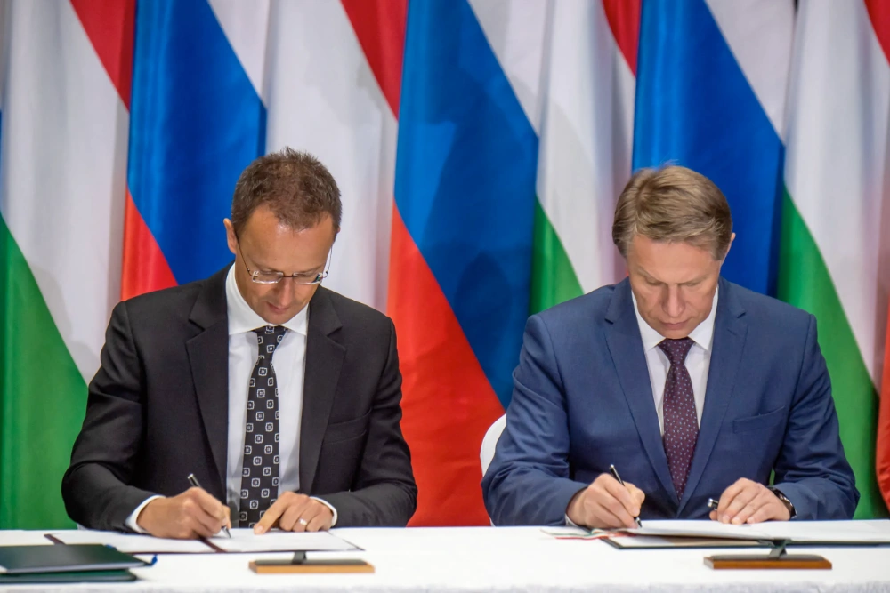 Міністр охорони здоров'я Росії Михайло Мурашко (праворуч) і міністр закордонних справ і торгівлі Угорщини Петер Сіярто підписують документи під час прес-конференції в Будапешті 20 вересня 2024 р
