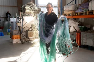 35-річна Марі Ле Бріс очолює підприємство з виробництва рибальських сіток у Бретані, яке передає в Україну вживані сітки