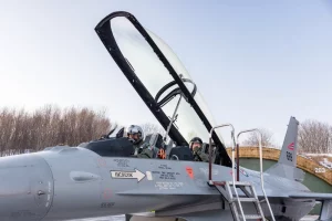 Коли перший літак F-16, який мав бути переданий Україні, залишавши Норвегію, міністр Бйорн Арільд Грам був присутній на його відправленні з Бодо. На фото він зображений на задньому сидінні літака в січні 2024 року