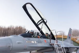 Коли перший літак F-16, який мав бути переданий Україні, залишавши Норвегію, міністр Бйорн Арільд Грам був присутній на його відправленні з Бодо. На фото він зображений на задньому сидінні літака в січні 2024 року