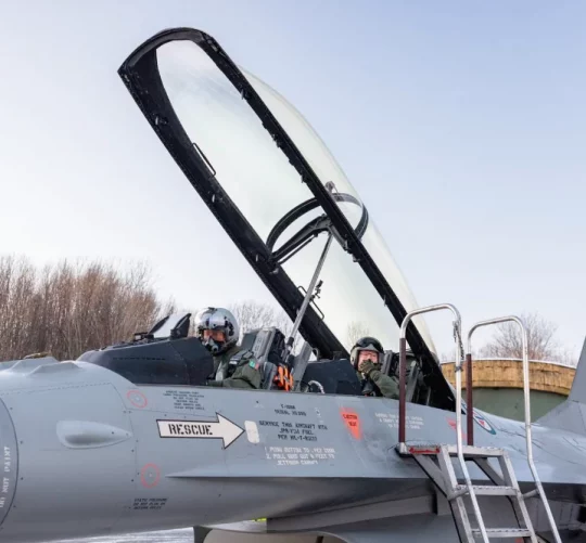 Коли перший літак F-16, який мав бути переданий Україні, залишавши Норвегію, міністр Бйорн Арільд Грам був присутній на його відправленні з Бодо. На фото він зображений на задньому сидінні літака в січні 2024 року