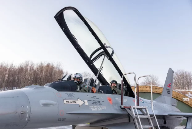 Коли перший літак F-16, який мав бути переданий Україні, залишавши Норвегію, міністр Бйорн Арільд Грам був присутній на його відправленні з Бодо. На фото він зображений на задньому сидінні літака в січні 2024 року